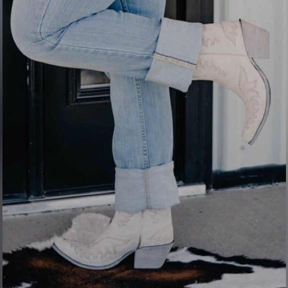 Ariat Shoes - Ariat ~ Size 7 ~ Chandler Boots ~ White Cloud Suede